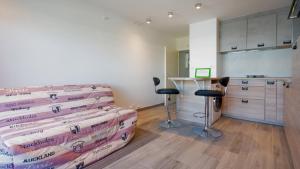 ein Zimmer mit einem Sofa, 2 Stühlen und einem Tisch in der Unterkunft Terrasses de l Espiguette 320 - Studio 2 pers in Le Grau-du-Roi