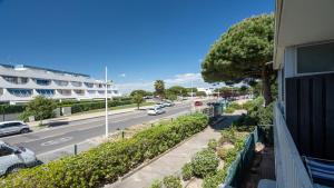 Blick auf eine Straße mit Autos auf der Straße in der Unterkunft Terrasses de l Espiguette 320 - Studio 2 pers in Le Grau-du-Roi