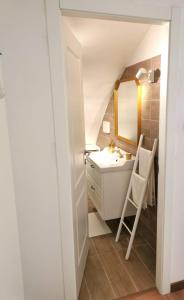 een badkamer met een wastafel en een spiegel bij Maison Luna in Vasto