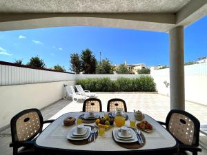 uma mesa com comida e bebidas num pátio em Pêra Brightness Villa by Homing em Pêra
