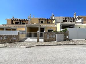 uma casa grande com um portão e uma cerca em Pêra Brightness Villa by Homing em Pêra