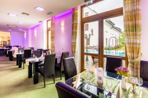 Restoran või mõni muu söögikoht majutusasutuses Hotel Vécsecity