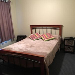 ein Schlafzimmer mit einem Bett mit zwei Kissen darauf in der Unterkunft All Decked Out in Edithburgh in Edithburgh