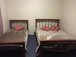 2 Einzelbetten in einem Zimmer mit in der Unterkunft All Decked Out in Edithburgh in Edithburgh