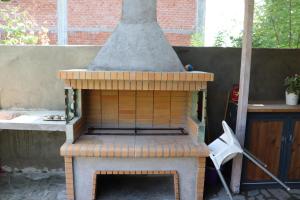 an outdoor brick oven sitting on a patio at FARMAHOUSE in Orchomenós
