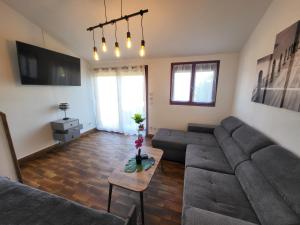 salon z kanapą i stołem w obiekcie PORTICCIO villa dans résidence avec piscines 4-6 personnes BRILOC Appartements w mieście Porticcio