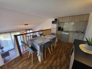Kuchyňa alebo kuchynka v ubytovaní PORTICCIO villa dans résidence avec piscines 4-6 personnes BRILOC Appartements