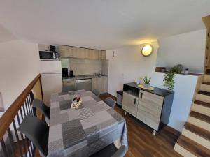 Kuchyňa alebo kuchynka v ubytovaní PORTICCIO villa dans résidence avec piscines 4-6 personnes BRILOC Appartements