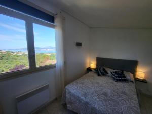 Postel nebo postele na pokoji v ubytování PORTICCIO villa dans résidence avec piscines 4-6 personnes BRILOC Appartements