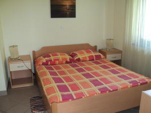 ein Schlafzimmer mit einem großen Bett mit zwei Nachttischen in der Unterkunft Apartma Podgornik in Most na Soči