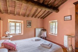 ルッカにあるCasa Di Lainoのベッドルーム1室(ベッド1台、窓2つ付)