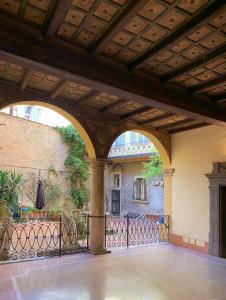 un patio esterno con una recinzione e un edificio di Castellata La Suite a Bologna Altre 14 foto