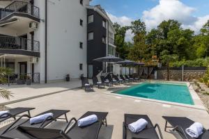 Bazén v ubytovaní Villa Adriatic, Apartment Chiara with swimming pool, children playground and gameing room for adult alebo v jeho blízkosti + 35 fotografií