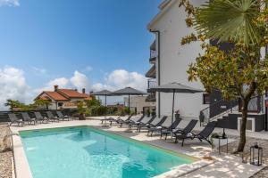 בריכת השחייה שנמצאת ב-Villa Adriatic, Apartment Chiara with sea view and heated swimming pool, free private parking, או באזור