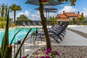 בריכת השחייה שנמצאת ב-Villa Adriatic, Apartment Chiara with sea view and heated swimming pool, free private parking, או באזור