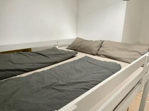twee bedden naast elkaar in een slaapkamer bij Wunderschöne Stadtwohnung in Würzburg