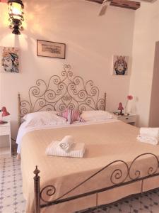 een slaapkamer met een bed met twee handdoeken erop bij Ingrid Romantic House in Stromboli