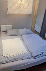 ein Bett mit blauer Bettwäsche und einer weißen Decke in der Unterkunft Wunderschöne Stadtwohnung in Würzburg