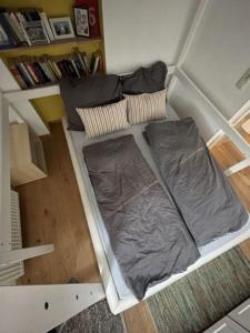 ein Bett auf dem Boden in einem Zimmer in der Unterkunft Wunderschöne Stadtwohnung in Würzburg