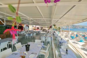 Restoran või mõni muu söögikoht majutusasutuses Oceanic Overview Suites