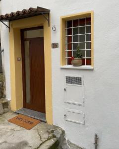 una casa con una puerta y una ventana con una maceta en AngeLina al borgo, en Aieta