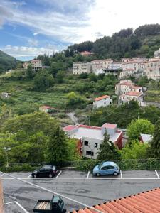 un estacionamiento con autos estacionados frente a una ciudad en AngeLina al borgo, en Aieta