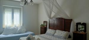 een slaapkamer met een bed en een raam bij Reginella al mare in Policastro Bussentino
