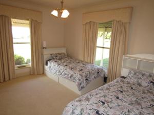 Un dormitorio con dos camas y dos ventanas. en Country Comfort, en Edithburgh