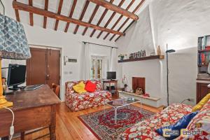 ein Wohnzimmer mit einem Sofa und einem Tisch in der Unterkunft Casa dei Pini Country House in Osimo
