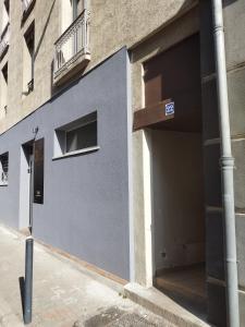 Grenoble LA SUITE 2 spa jaccuzzi et sauna privatif في غرونوبل: جدار أزرق لمبنى به نافذة