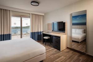 Кровать или кровати в номере QAWRA Palace Resort & SPA