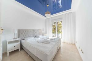 A bed or beds in a room at Luxury Apartment Marbella
