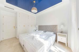 A bed or beds in a room at Luxury Apartment Marbella