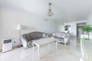 A seating area at Luxury Apartment Marbella