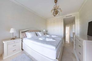 A bed or beds in a room at Luxury Apartment Marbella