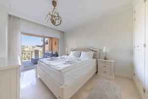 A bed or beds in a room at Luxury Apartment Marbella
