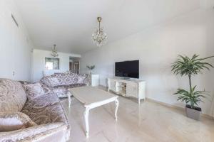 A television and/or entertainment centre at Luxury Apartment Marbella