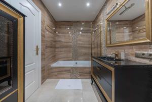A bathroom at Luxury Apartment Marbella