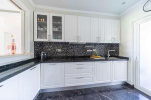 A kitchen or kitchenette at Luxury Apartment Marbella