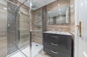 A bathroom at Luxury Apartment Marbella