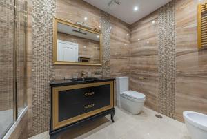 A bathroom at Luxury Apartment Marbella