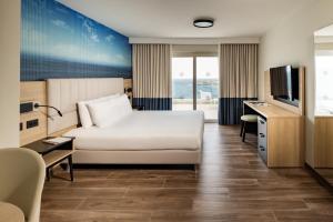 Postel nebo postele na pokoji v ubytování QAWRA Palace Resort & SPA