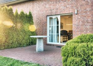 a stone bench sitting in front of a brick building at Edda in Zingst