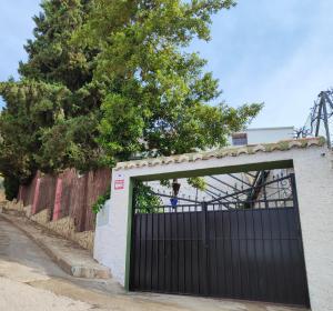 Czarna brama przed domem w obiekcie Cueva Rural El Sendero w mieście Pegalajar