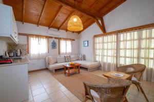 a living room with a couch and a table at Akdeniz Bahçesi Apart Hotel by Kimera Lounge in Cıralı