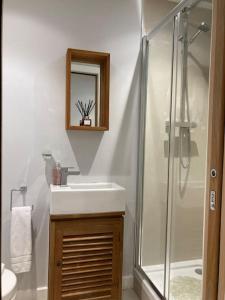 a bathroom with a sink and a shower at Malkin Wood Studio - 15 min walk to Holmfirth centre in Holmfirth