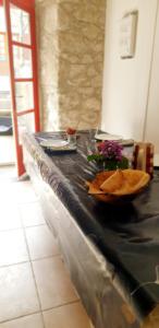 długi stół z czarną tkaniną i kwiatami w obiekcie L'Huile et L'Eau w mieście Antraigues