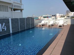 芭達雅南區的住宿－W14芭堤雅酒店，建筑物屋顶上的游泳池