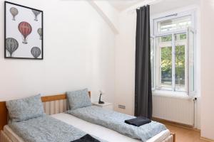 a bedroom with a bed and a window at Spacious APT in Perfect Location for Family 24h Check-in in Vienna