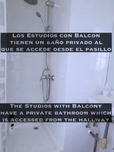 un letrero en la pared de un baño con ducha en Apartamentos TravelStep La Latina, en Madrid